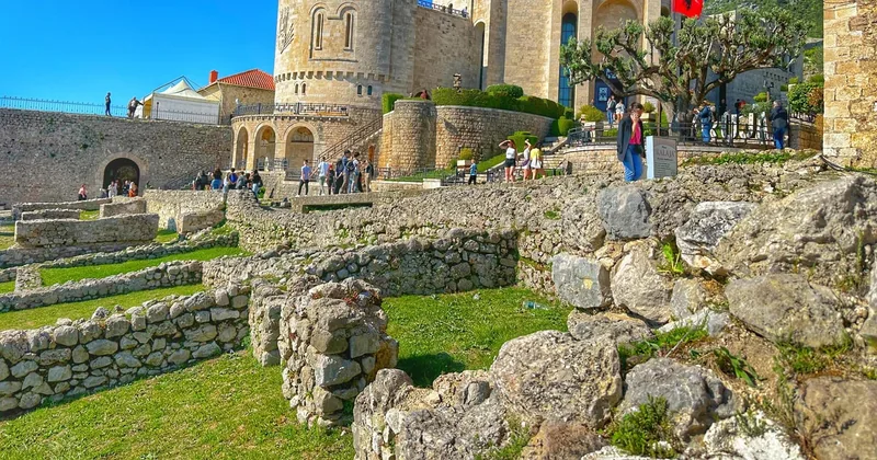 Kalaja e Krujës, Pazari dhe Sari Salltëku