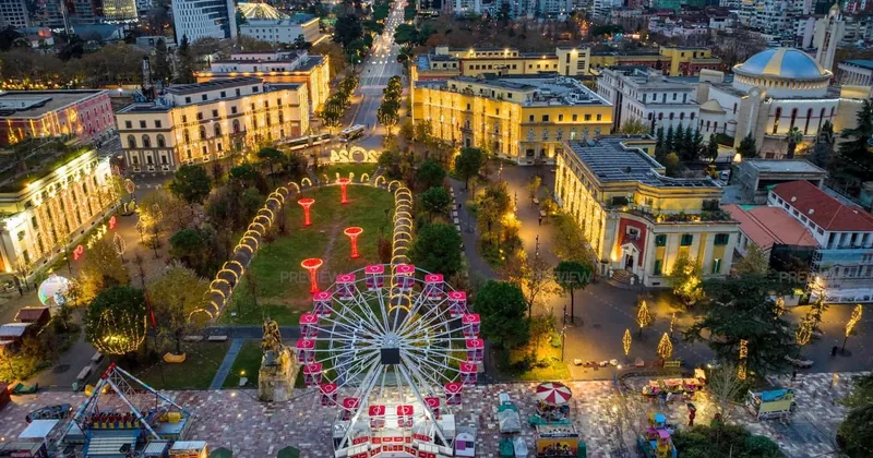 Tur në këmbë në Tiranë në anglisht, frëngjisht ose italisht