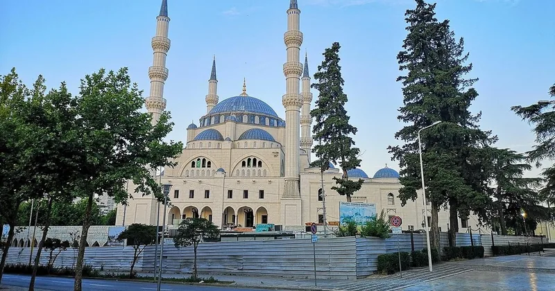 Shëtitje në Tiranë: pikat kryesore dhe qoshet e fshehura
