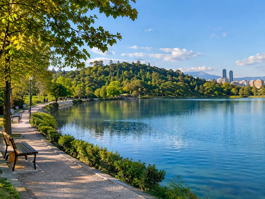 Liqeni Artificial në Parkun e Madh të Tiranës, i rrethuar nga kodra të gjelbra me pyll