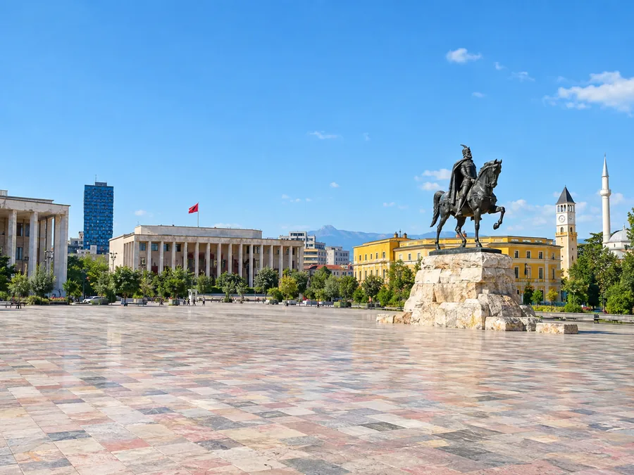 Sheshi Skënderbej në Tiranë, një shesh i madh me gur të çelët dhe statuja e Skënderbeut mbi kalë